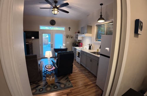 Shelton Apartment | Cozy Guest House for Nurses this fall who travel