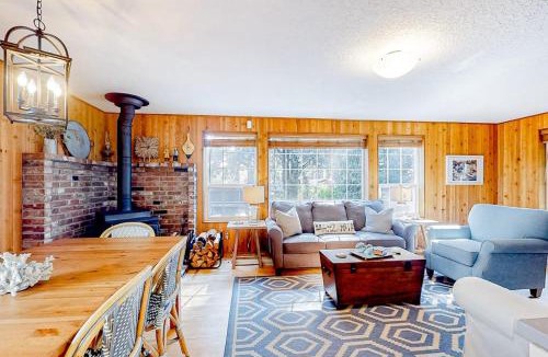 Neahkahnie Beach House | Cozy home 4 blocks from the beach with deck woodstove & sunroom