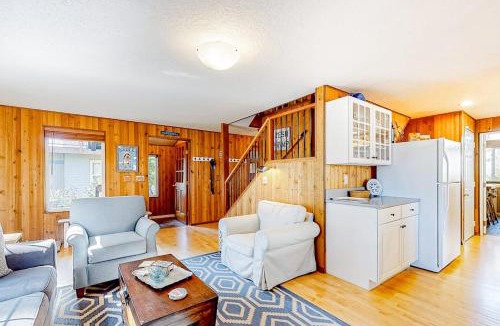 Neahkahnie Beach House | Cozy home 4 blocks from the beach with deck woodstove & sunroom