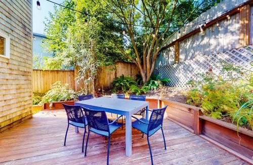 Neahkahnie Beach House | Cozy home 4 blocks from the beach with deck woodstove & sunroom