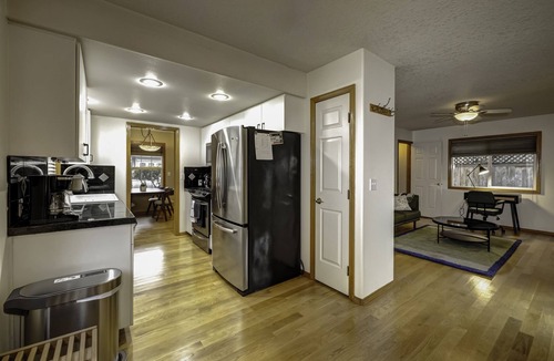 Richmond House | Cozy home close to Hawthorne-Division Districts