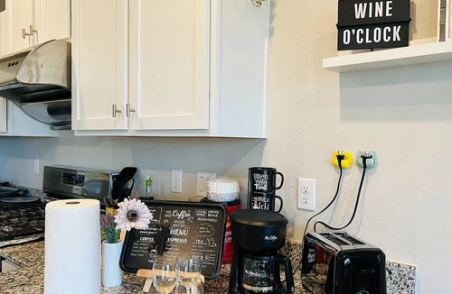 Henderson House | Cozy home/up to 8ppl/15 mins to strip