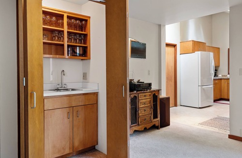 Overlook Park House | Cozy Lodge close to SHARC with Passes, A/C, Dog Friendly