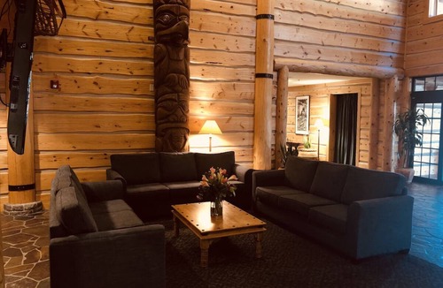 Vancouver Hotel | Cozy Lodge-Styled Room w/Comfortable Bed & Keurig Coffee Maker