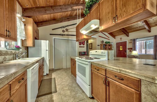 Pioneer Trail Cabin | Cozy Log Cabin near Trails, Lake Tahoe & Ski Resorts - Pet friendly