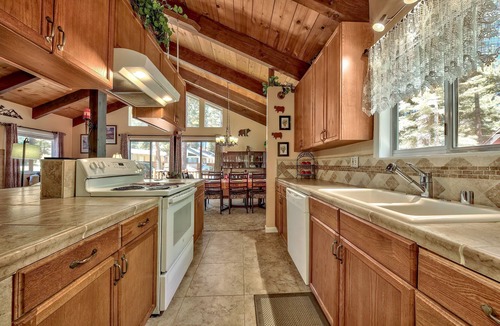 Pioneer Trail Cabin | Cozy Log Cabin near Trails, Lake Tahoe & Ski Resorts - Pet friendly