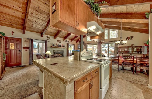 Pioneer Trail Cabin | Cozy Log Cabin near Trails, Lake Tahoe & Ski Resorts - Pet friendly