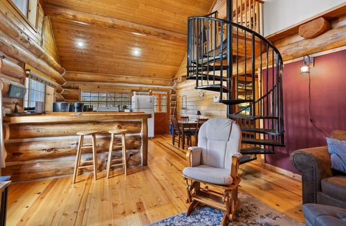 Williamson House | Cozy log cabin with loft, deck & rustic charm!