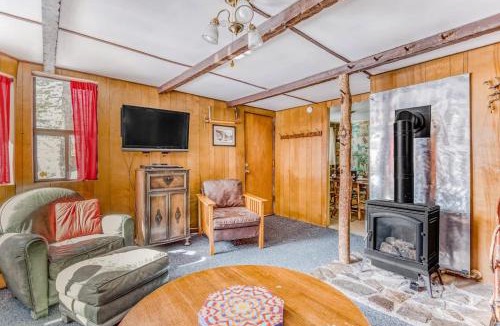 Government Camp House | Cozy Mountain Cabin with Full Kitchen - Close to Town Skiing & Hiking Trails