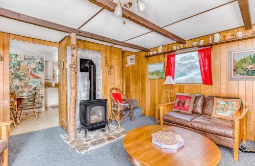Government Camp House | Cozy Mountain Cabin with Full Kitchen - Close to Town Skiing & Hiking Trails