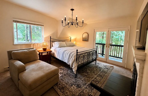 Warnick Cabin | Cozy Mt. Baker Cabin Hot Tub + Forest Retreat