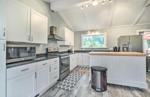 North Bend House | Cozy North Bend Getaway Near Dunes + Ocean!
