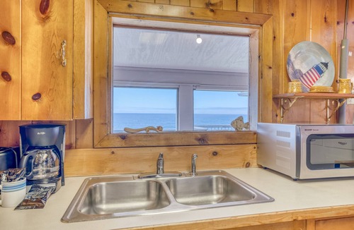 Roads End House | Cozy Oceanfront Cottage w/Stunning View
