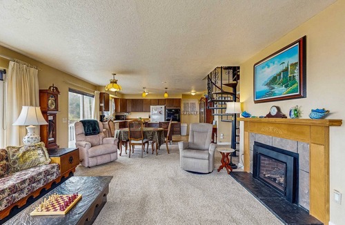Roads End House | Cozy Oceanview Home with the Best Vistas in Road s End Dogs Welcome