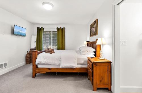 Old Town House | Cozy Old Town condo Garage Patio Steps to Ruston Way!