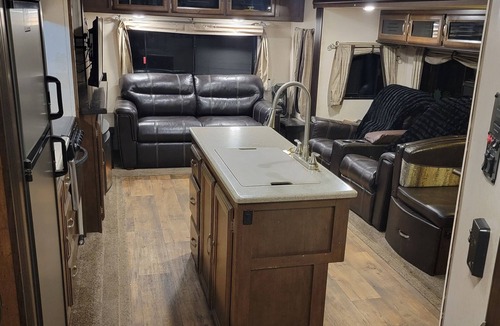 Sherman Oaks House | Cozy Private RV in Sherman Oaks , with Amazing reviews.