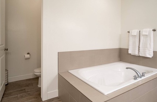 Santa Clara House | Cozy Remodeled Family & Pet Friendly Retreat In Paradise Village - 🥾& 🚵‍♀️