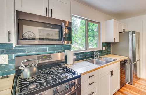 Strawberry Cabin | Cozy Retreat w/Deck ~ 2 Mi to Pinecrest Lake!