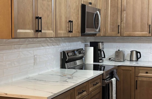 Greenacres House | Cozy Retreat with Hot Tub, Washer/Dryer & Sofa Bed