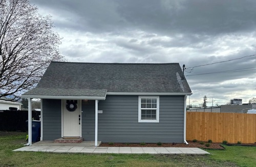 Greenacres House | Cozy Retreat with Hot Tub, Washer/Dryer & Sofa Bed