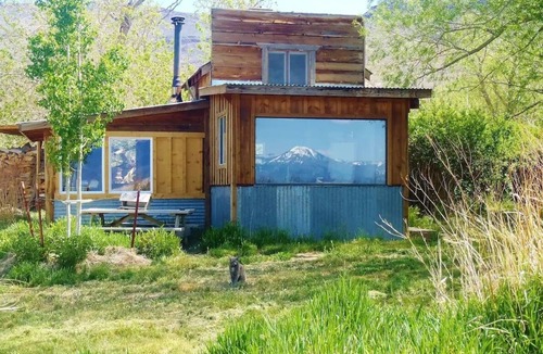 Cedarville Cabin | Cozy Rose Cabin in charming Surprise Valley with WiFi access