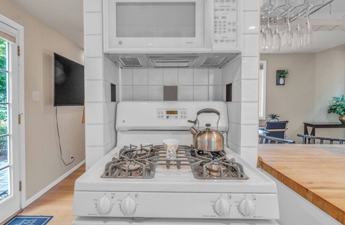 Southeast Salem Cottage | Cozy Rose Cottage in Salem