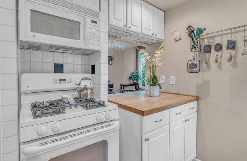 Southeast Salem Cottage | Cozy Rose Cottage in Salem