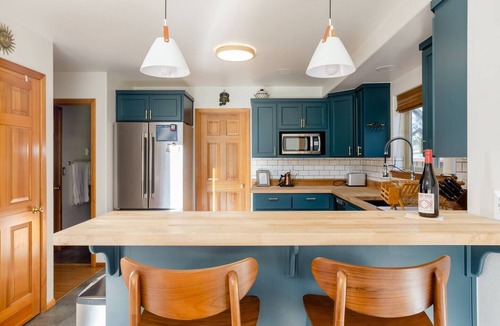 Westbrook Meadows Cabin | Cozy Ski Retreat Bend Oregon - Hot Tub, Wi-Fi, trail access