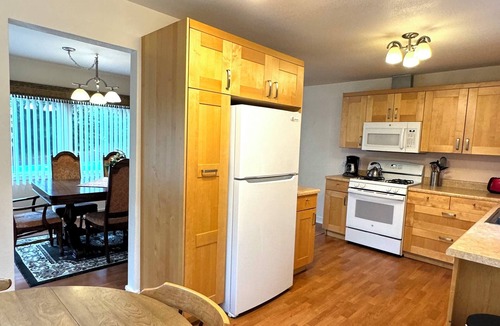 Retsil House | Cozy step-free house near the downtown waterfront & ferry