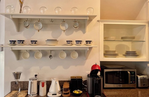 Irvington Apartment | Cozy studio in NE Portland with WiFi and Fireplace