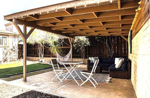 Lincoln Acres House | Cozy Studio with Outdoor Oasis