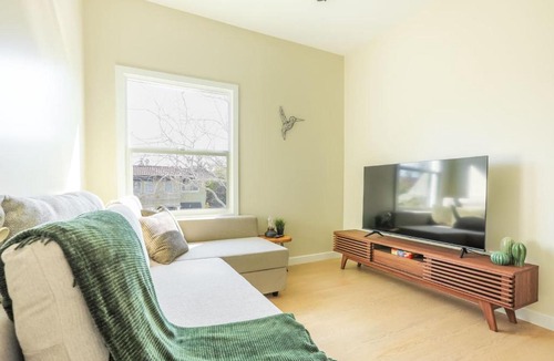 Alamitos Beach Apartment | Cozy Sunny Brand-New Apt 1 Block From the Beach