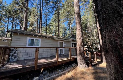 Tahoe Island House | Cozy Tahoe Cabin Sleeps 6 5 Min to Lake