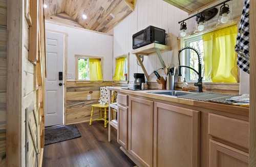 Central Point House | Cozy Tiny House! Small But Mighty ~ Comfy & Gorgeous Location