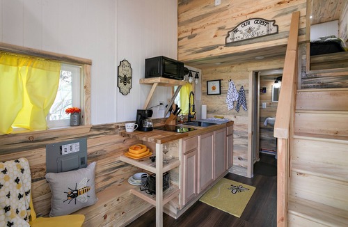 Central Point House | Cozy Tiny House! Small But Mighty ~ Comfy & Gorgeous Location