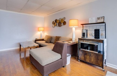 Richfield House | Cozy Vegas Casita w Pool & Hot Tub Access!