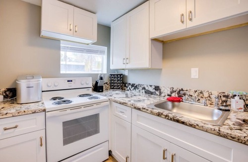 Richfield House | Cozy Vegas Casita w Pool & Hot Tub Access!