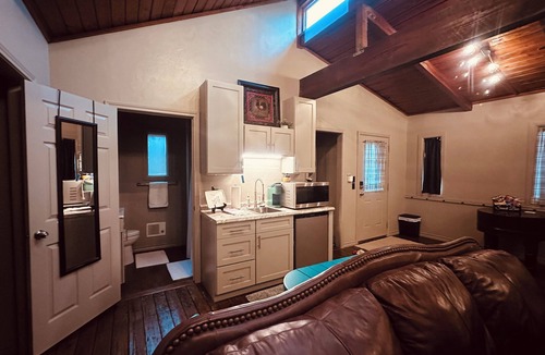 Gilmer Apartment | Cozy vineyard studio with peaceful pond views.