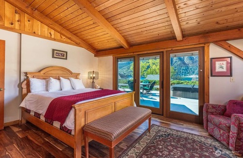 Wapato Point House | Cozy Wapato Point Escape + Hot Tub! Lake views, beach and resort access