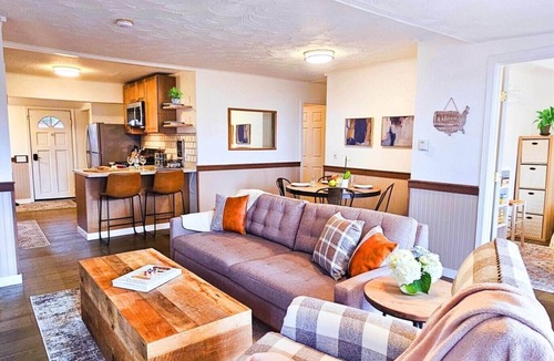Belfair Cottage | Cozy Water-View Escape with Private Beach Access