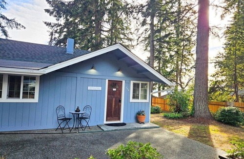 Belfair Cottage | Cozy Water-View Escape with Private Beach Access
