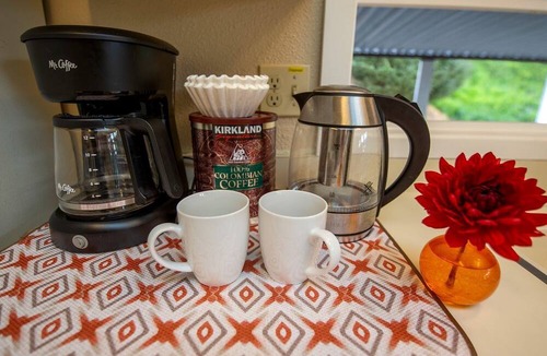 Lakeside Cottage | Cozy Waterfront Cottage with Hot Tub in Lakeside, Oregon