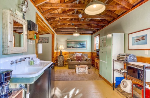 Heceta Beach Apartment | Cozy & Well-Decorated Cabin with Close Beach Access - Dog Friendly