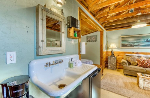 Heceta Beach Apartment | Cozy & Well-Decorated Cabin with Close Beach Access - Dog Friendly