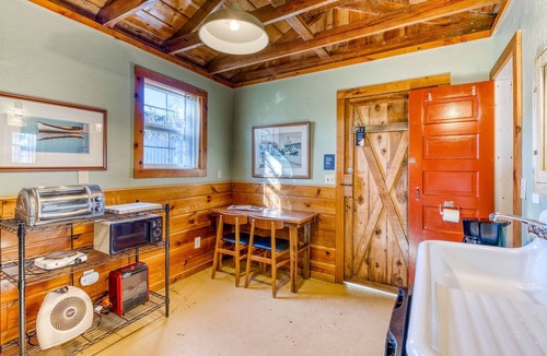 Heceta Beach Apartment | Cozy & Well-Decorated Cabin with Close Beach Access - Dog Friendly