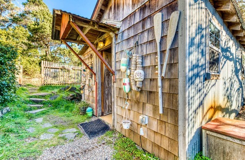 Heceta Beach Apartment | Cozy & Well-Decorated Cabin with Close Beach Access - Dog Friendly