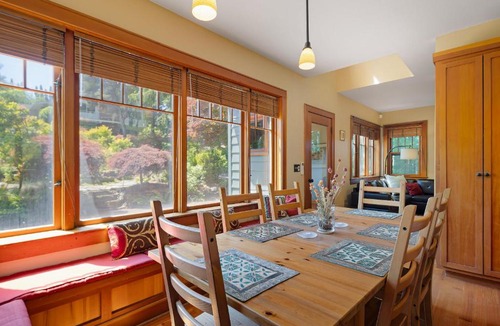 College Hill House | Craftsman Grove - 10 Minutes to Campus home