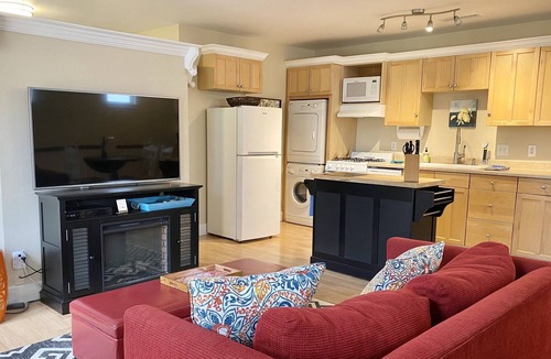 Chico House | Craftsman style back cottage (England St.)