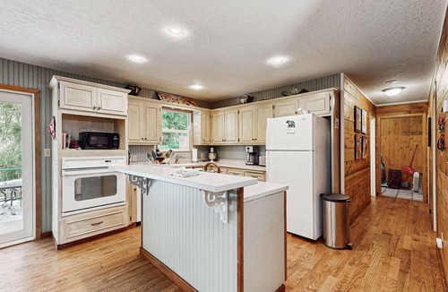 Rhododendron House | Creekside cabin with water view, deck, jetted tub & game room - near Mt Hood