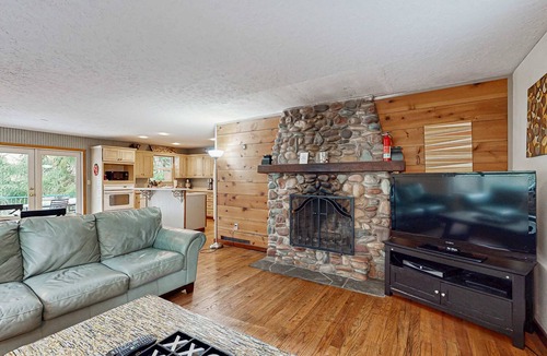 Rhododendron House | Creekside cabin with water view, deck, jetted tub & game room - near Mt Hood